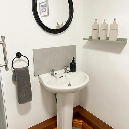 Hadrians Retreat, Cosy 1 Bed Flat - Near M6 Jct45, A75, Gretna & Carlisle