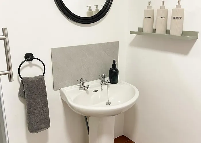 Hadrians Retreat, Cosy 1 Bed Flat - Near M6 Jct45, A75, Gretna & Carlisle